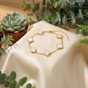 Gold Mother-of-Pearl Clover Bracelet – Elegant Four-Leaf Charm Jewelry